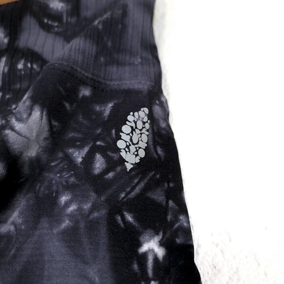 FREE PEOPLE Om Shanti Good Karma Ankle Crop Yoga Leggings Black Tie Dye XS Small - Picture 3 of 10